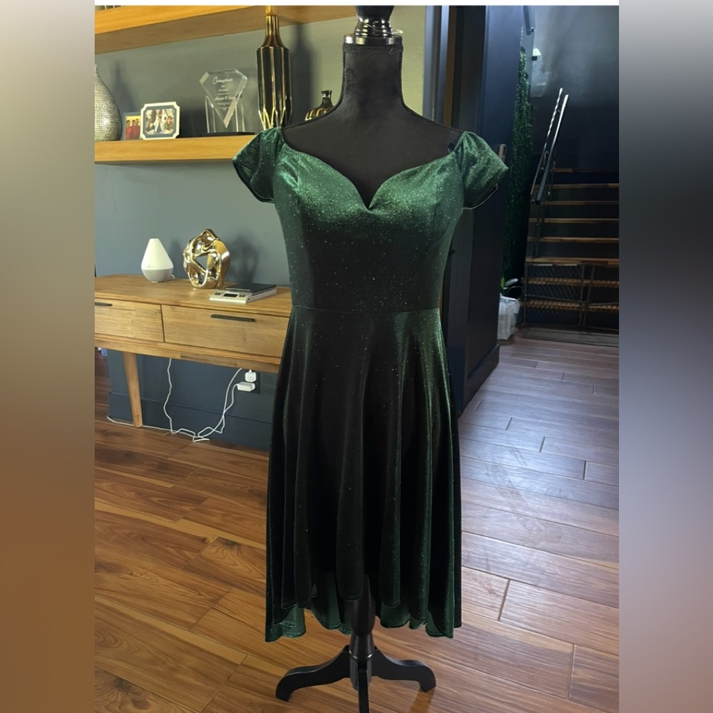 Premier Amour Shimmering Green Maxi Dress/ Size 8